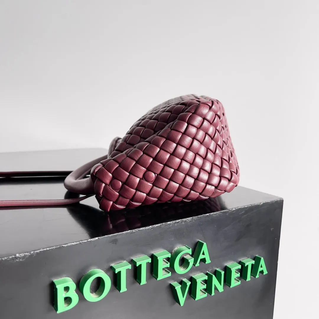 Batch 1760 BOTTEGA VENETA's new mini COBBLE bag. This season's mini Cobble series brings a new style of handbag. The body of the bag resembles the shape of a "Yuanbao", giving you good luck throughout autumn and winter! This Yuanbao bag is made of three pieces of quilted cotton and has an unlined body, showing its quiet power. The bag is carefully designed to create a three-dimensional look. The joints and edges are decorated with lambskin strips to create a sense of simplicity. The handbag is not lined, so you can directly appreciate the consistent lambskin on the outside and inside. It is beautiful both inside and outside. The top handle of this handbag is made of leather-wrapped rope and is quite sturdy. The detachable shoulder strap is secured by a leather buckle inside the bag. Can be carried by hand, carried on the shoulder or cross-body, very easy to match! Style number: 805739 Size: 23*11*8cm